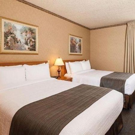 The Glenmore Inn & Convention Centre Calgary Extérieur photo