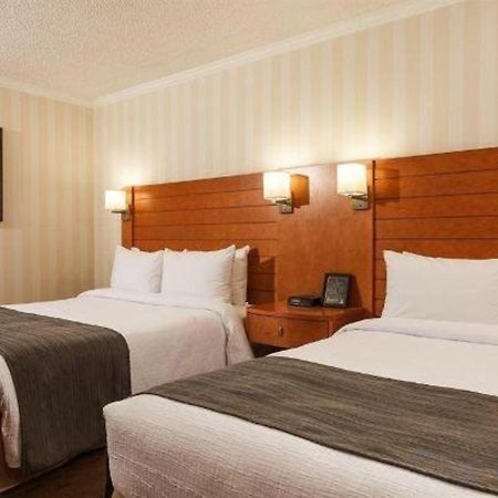 The Glenmore Inn & Convention Centre Calgary Extérieur photo