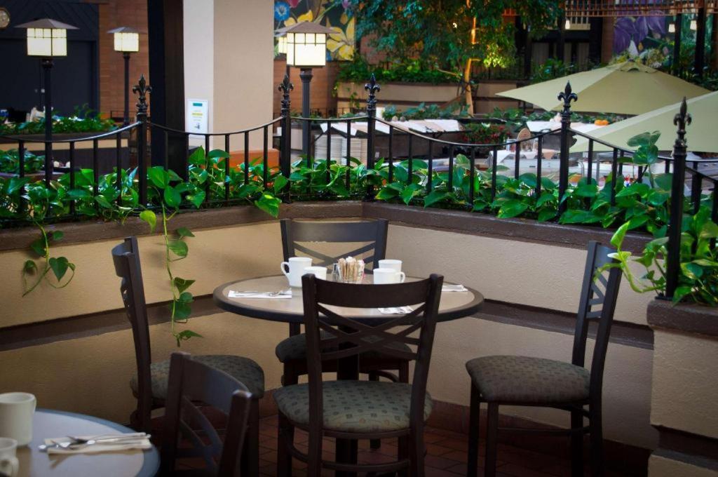 The Glenmore Inn & Convention Centre Calgary Extérieur photo