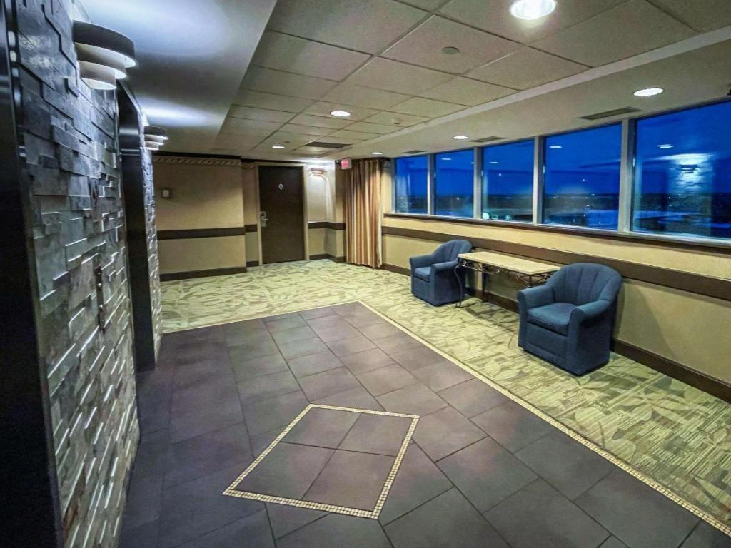 The Glenmore Inn & Convention Centre Calgary Extérieur photo