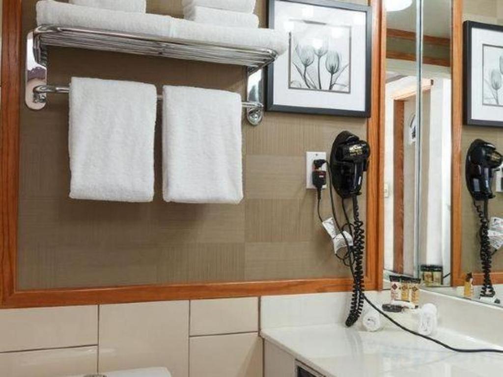 The Glenmore Inn & Convention Centre Calgary Extérieur photo