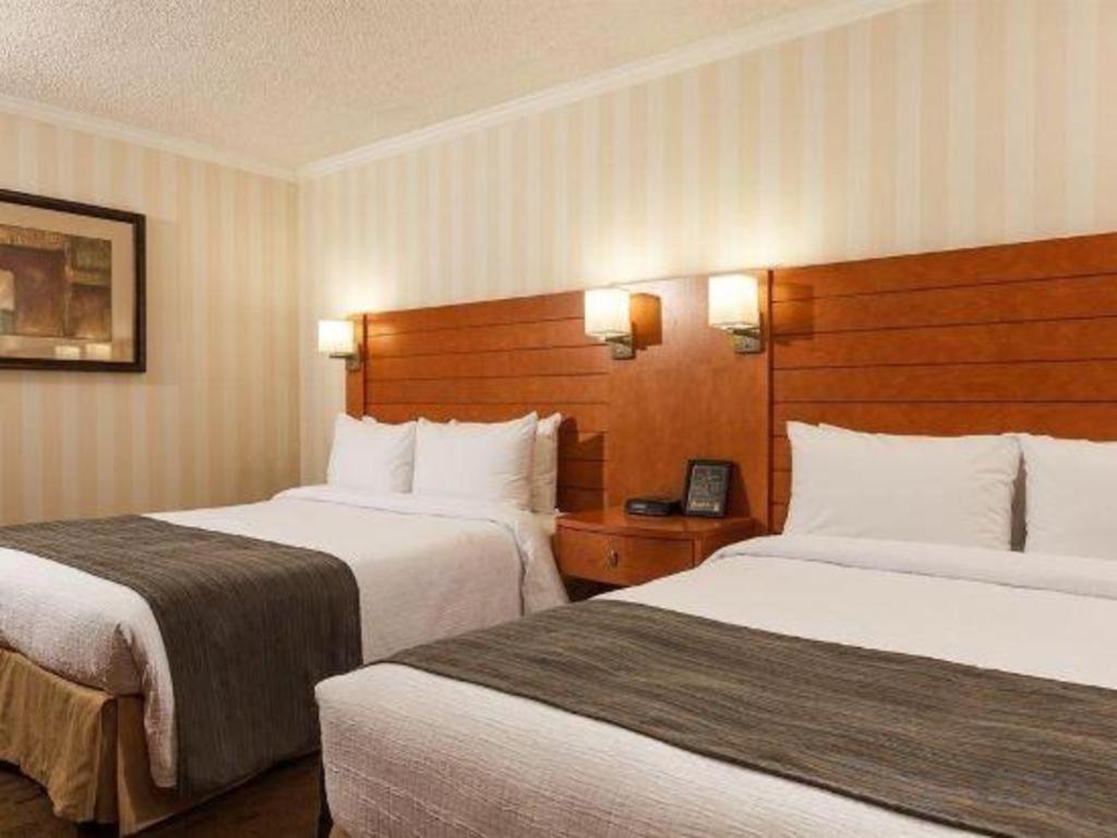 The Glenmore Inn & Convention Centre Calgary Extérieur photo
