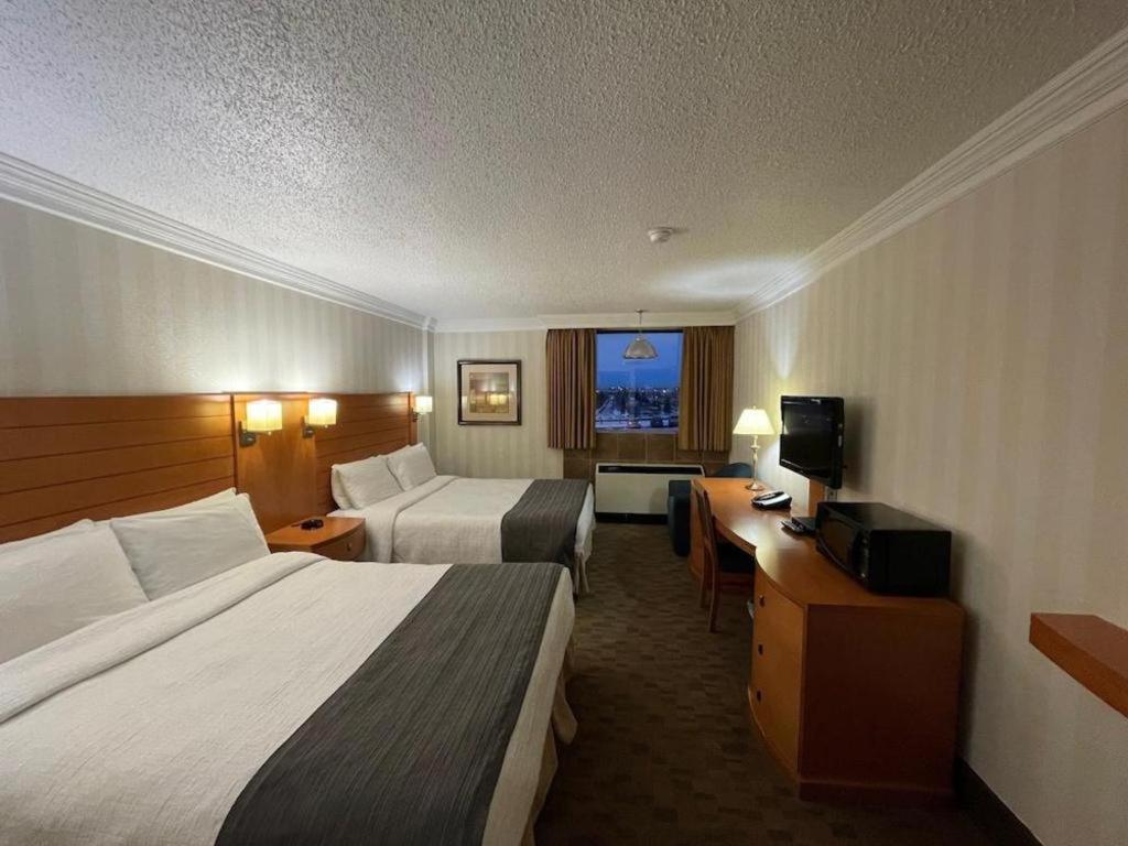 The Glenmore Inn & Convention Centre Calgary Extérieur photo
