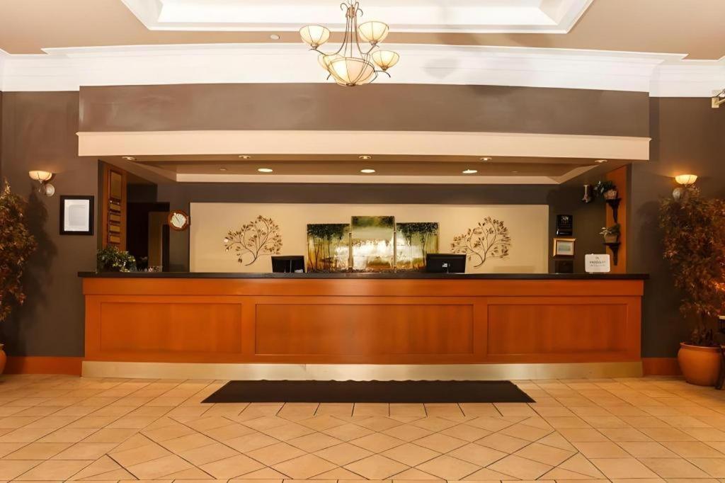 The Glenmore Inn & Convention Centre Calgary Extérieur photo