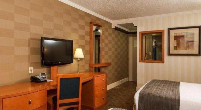 The Glenmore Inn & Convention Centre Calgary Extérieur photo