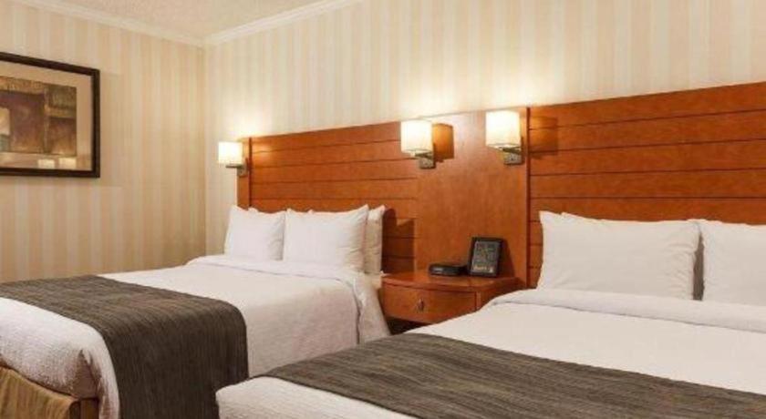 The Glenmore Inn & Convention Centre Calgary Extérieur photo