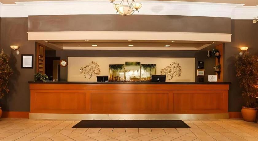 The Glenmore Inn & Convention Centre Calgary Extérieur photo